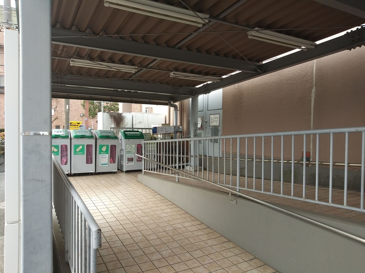 東急ストア宮前平店閉店　駐車場側入口にあるリサイクルボックス
