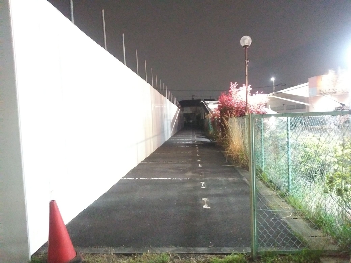 宮前平ショッピングパーク_駐車場本屋側のトマソン4_通路夜 東急の明かりがなくなってもKaBos宮前平店からの照明で暗い通路が照らされていた
