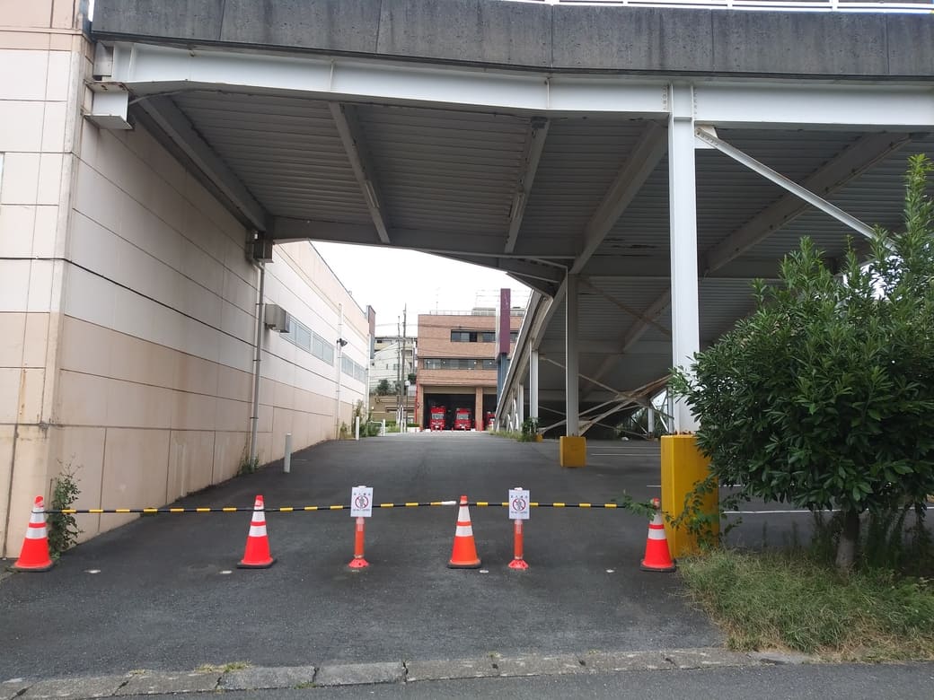 KaBos宮前平店閉店　住宅街側入口