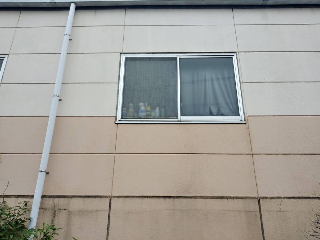 KaBos宮前平店閉店　住宅街側2階の窓