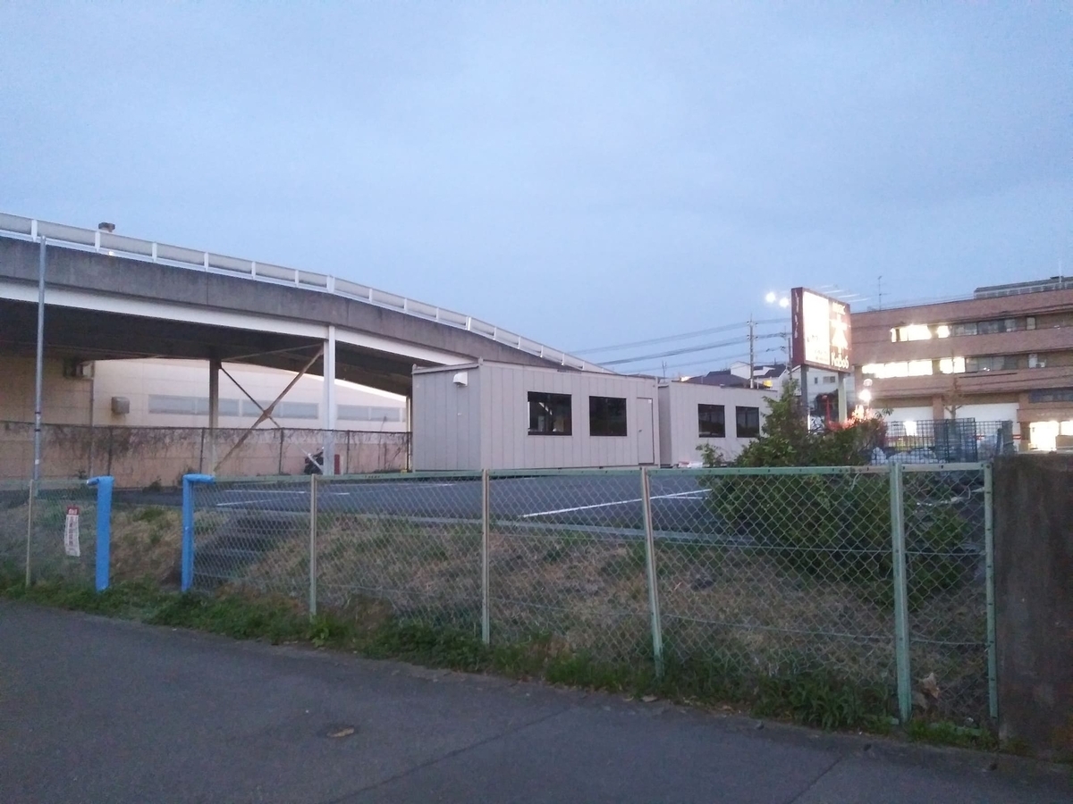 KaBos宮前平店閉店　閉店前の看板夕方
