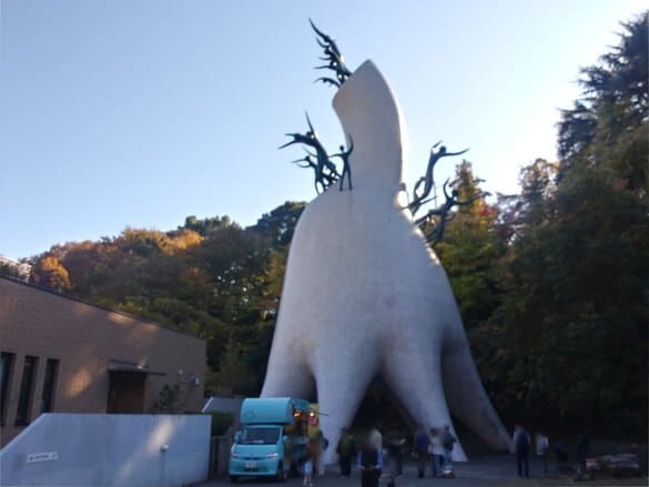母の塔　側面