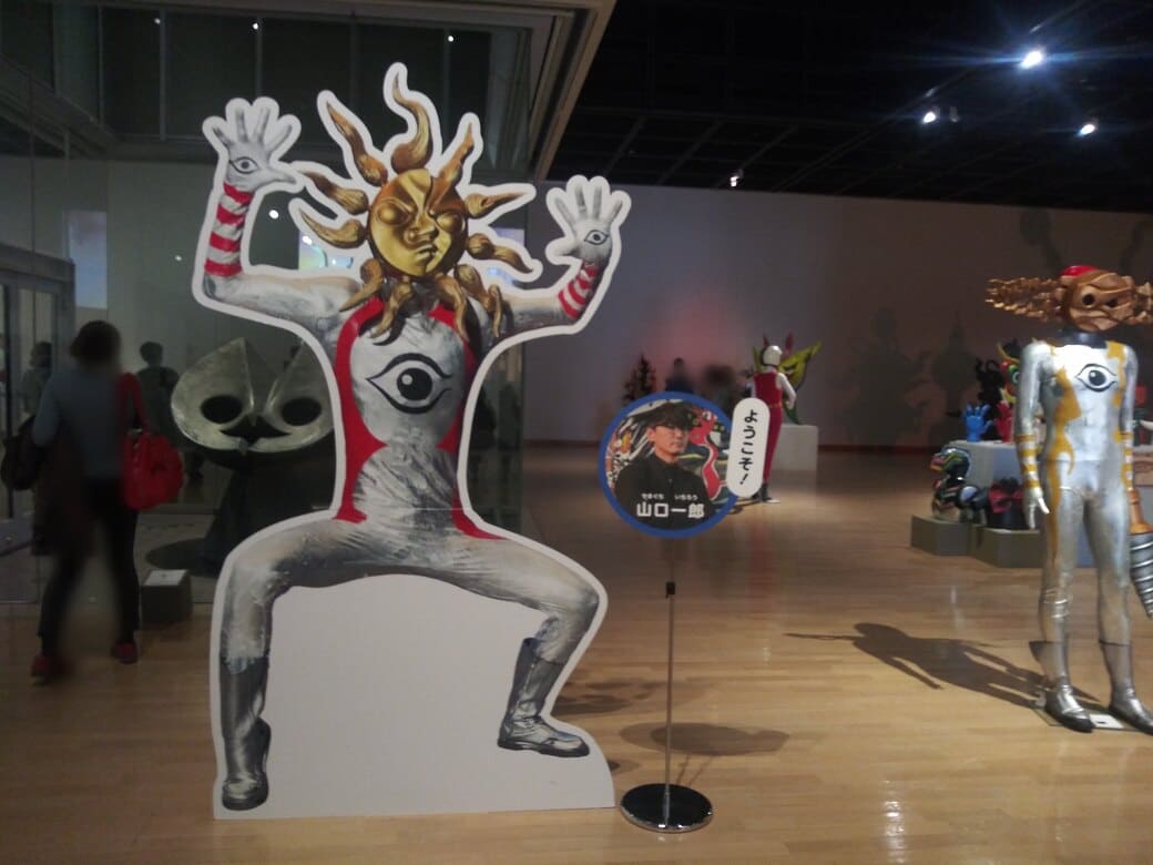 岡本太郎美術館　企画展示室「タローマン大万博川崎パビリオン」渋谷PARCOの大万博会場入り口にあったタローマンのパネルと同じものが会場に立っている