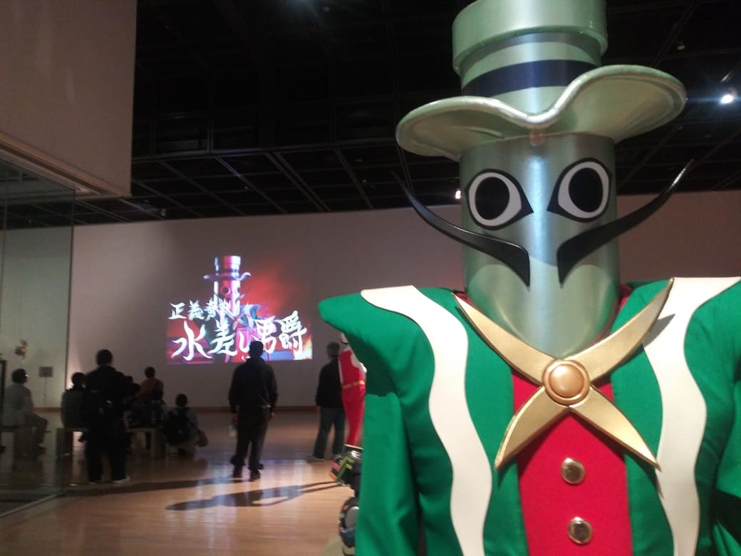 岡本太郎美術館　企画展示室「タローマン大万博川崎パビリオン」水差し男爵の人形とその後ろのビデオが「水差し男爵の紹介」