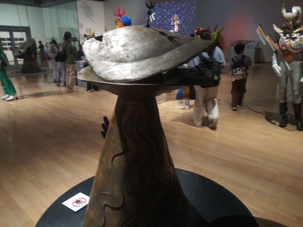 岡本太郎美術館　企画展示室「タローマン大万博川崎パビリオン」ノンの後姿