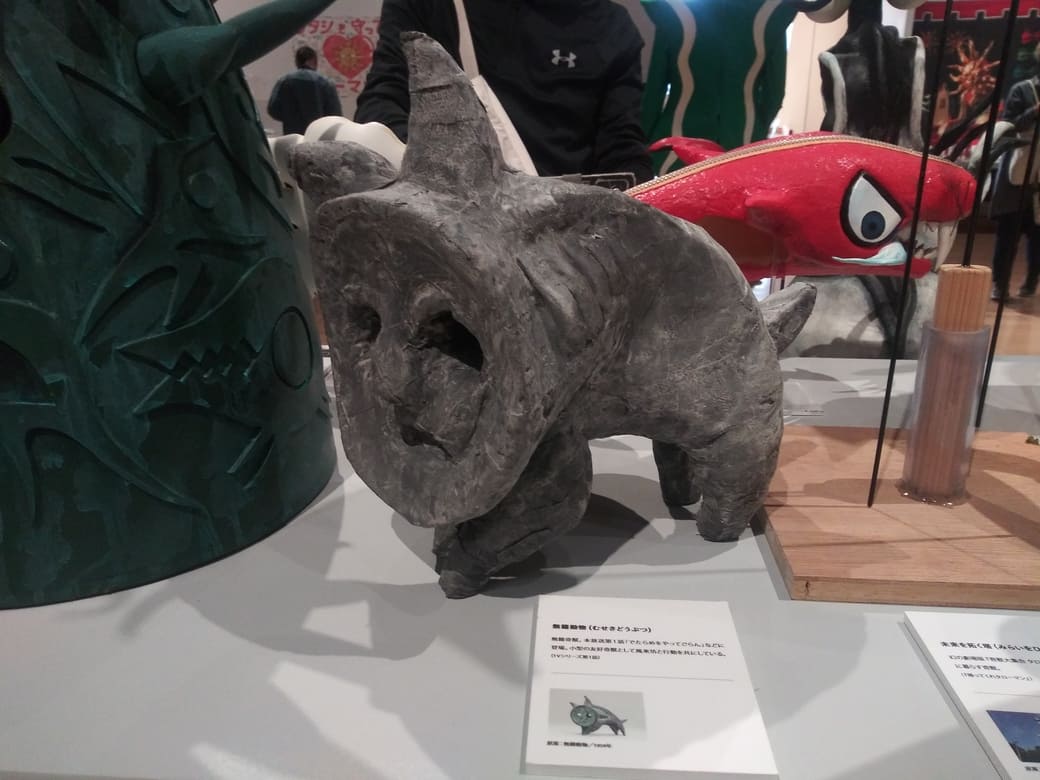 岡本太郎美術館　企画展示室「タローマン大万博川崎パビリオン」奇獣無籍動物と左に歓喜の一部、後ろに森の掟が映っている