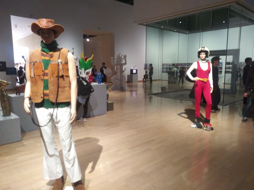 岡本太郎美術館　企画展示室「タローマン大万博川崎パビリオン」風来坊と女性隊員の人形