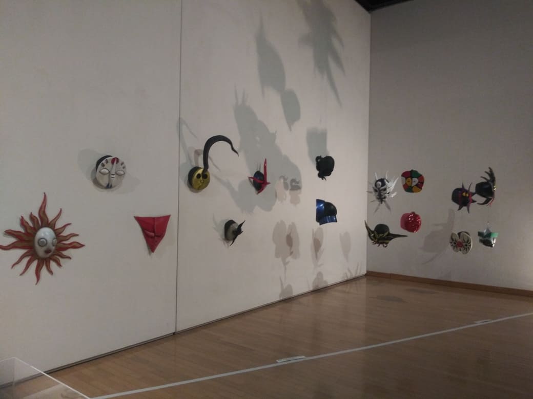 岡本太郎美術館　企画展示室「タローマン大万博川崎パビリオン」登場するマスクが壁沿いにぶら下がって展示されている