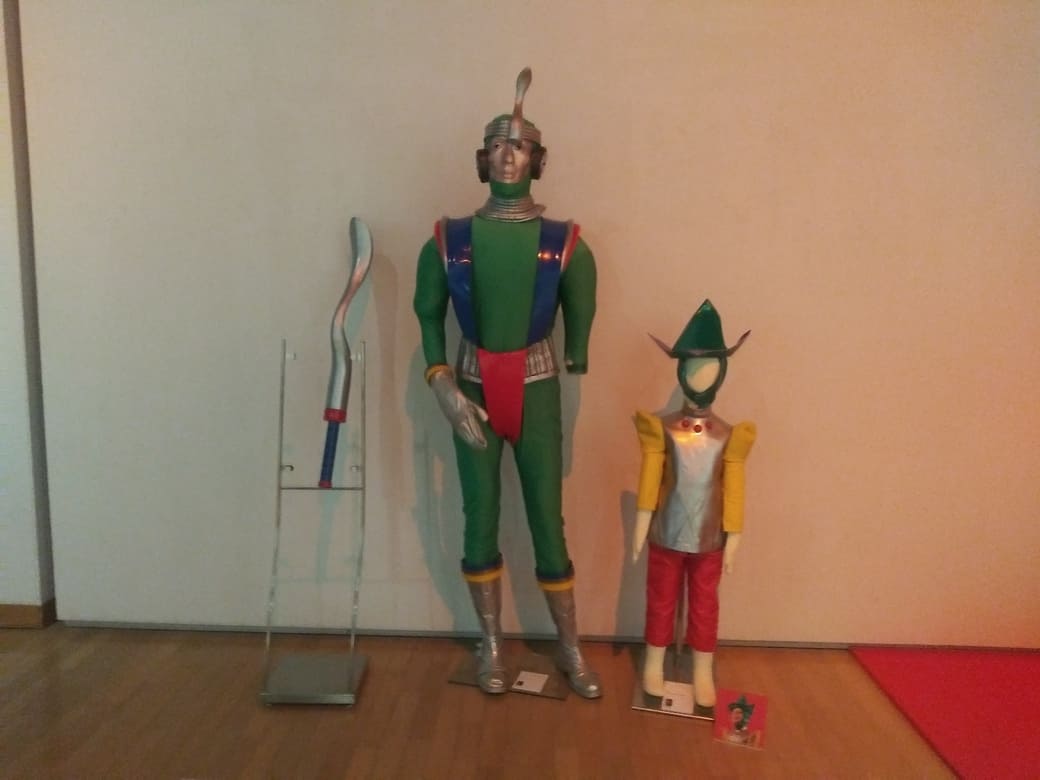 川崎市岡本太郎美術館「タローマン大万博川崎パビリオン」　エランと少女の人形が並んで立っている