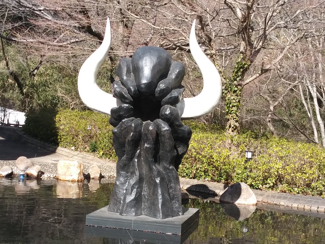 川崎市岡本太郎美術館　階段を上がってすぐ右の池に樹霊Ⅰがある