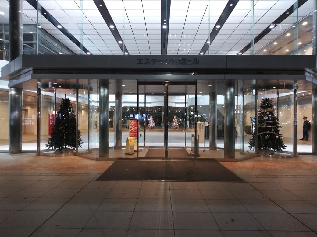 西新宿1_エステック情報ビル　プラザ通り側入口のクリスマスツリー　電飾がなく目に優しいクラシックなツリー