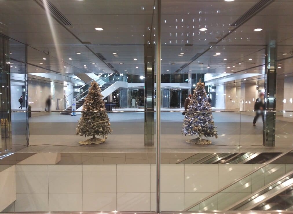 西新宿1_エステック情報ビル　工学院側入口のクリスマスツリーは白主体
