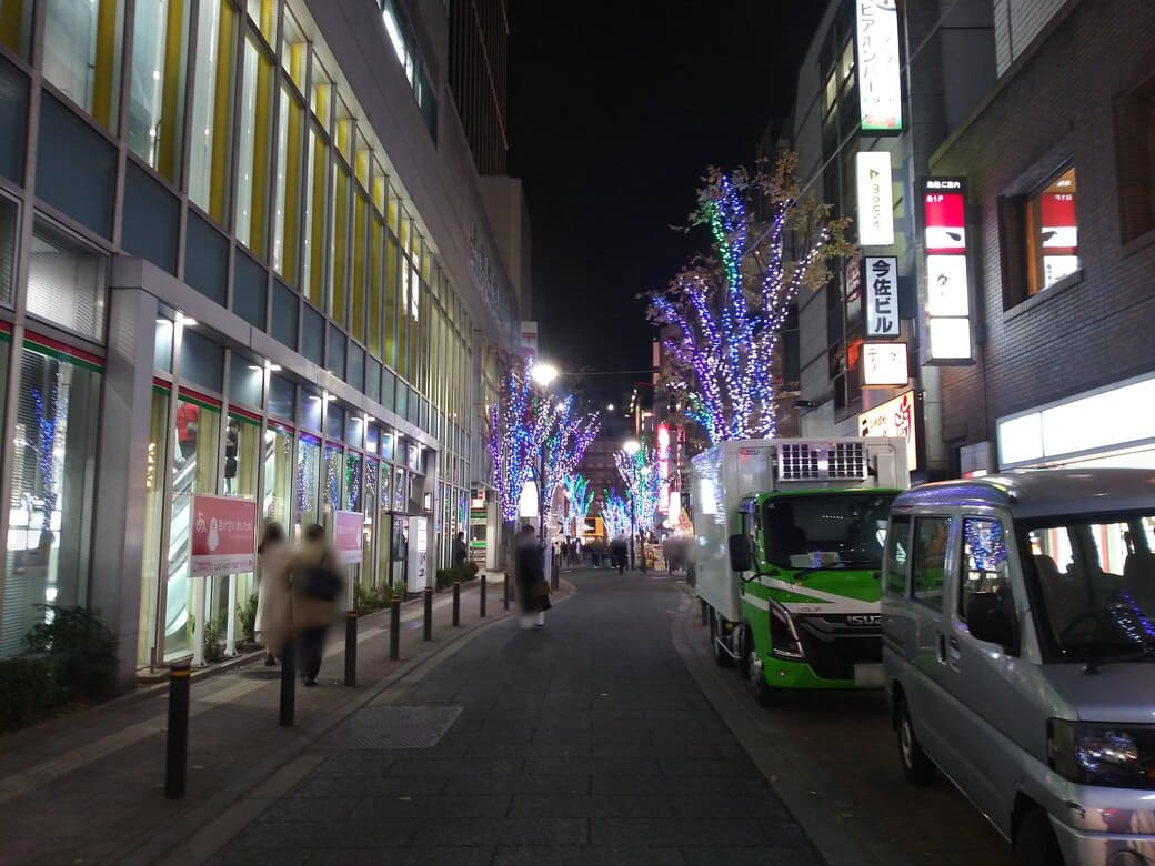西新宿１プラザ通りのライトアップは激しい点滅などはない　突当りに見えるオレンジ色の明かりは京王百貨店のアーケード