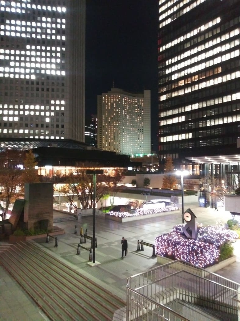 西新宿2_新宿三井ビルディングを東通りの中央通り東交差点から撮影