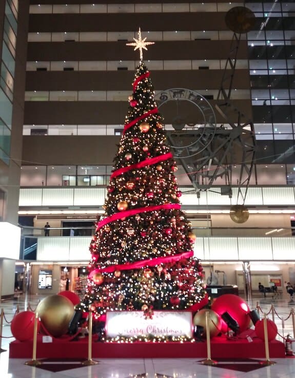 西新宿2_新宿NSビル光の比較1　2025年のツリーは電飾が少なく、さらに色の変化も少ない、光の強弱だけかもしれない