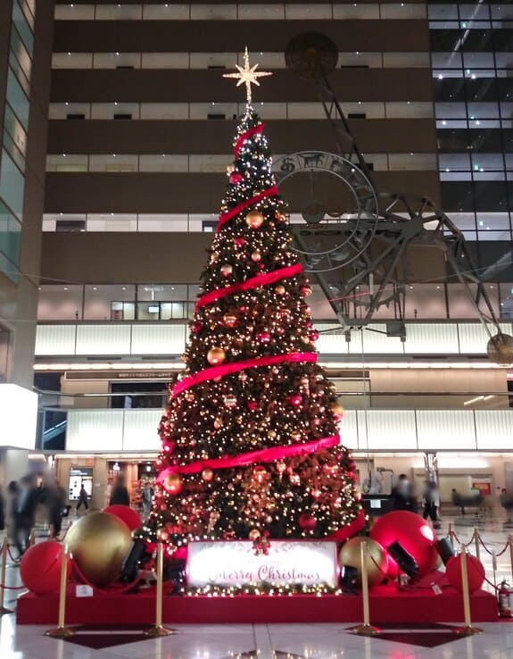 西新宿2_新宿NSビル光の比較3　2025年のツリーは電飾が少なく、さらに色の変化も少ない、光の強弱だけかもしれない