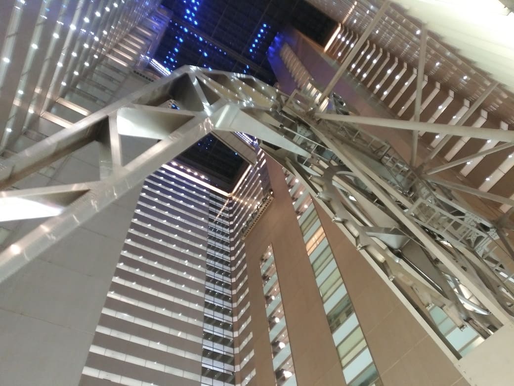 西新宿2_新宿NSビル　2階から最上階まで貫く吹き抜けを見上げる