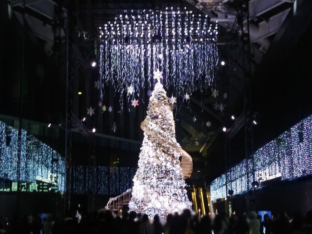 西新宿2_新宿住友ビルのクリスマスイルミネーション_『snow flow』　色のバリエーションその1：白一色に輝くツリーとその横の螺旋階段