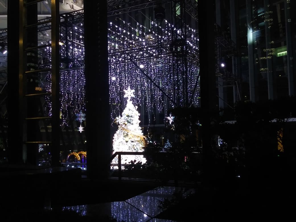 西新宿2_新宿住友ビル_三角広場のイルミネーション　『snow flow』大きなツリーのてっぺんが見える