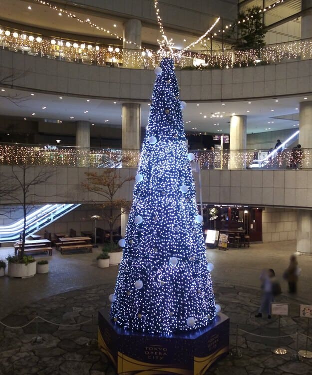 西新宿3_東京オペラシティ_サンクンガーデンクリスマスイルミネーション輝きのアリア ～シャンパンゴールドの光が奏でる美しい夜　30分ごとの特別演出後のライトアップの変化其の1