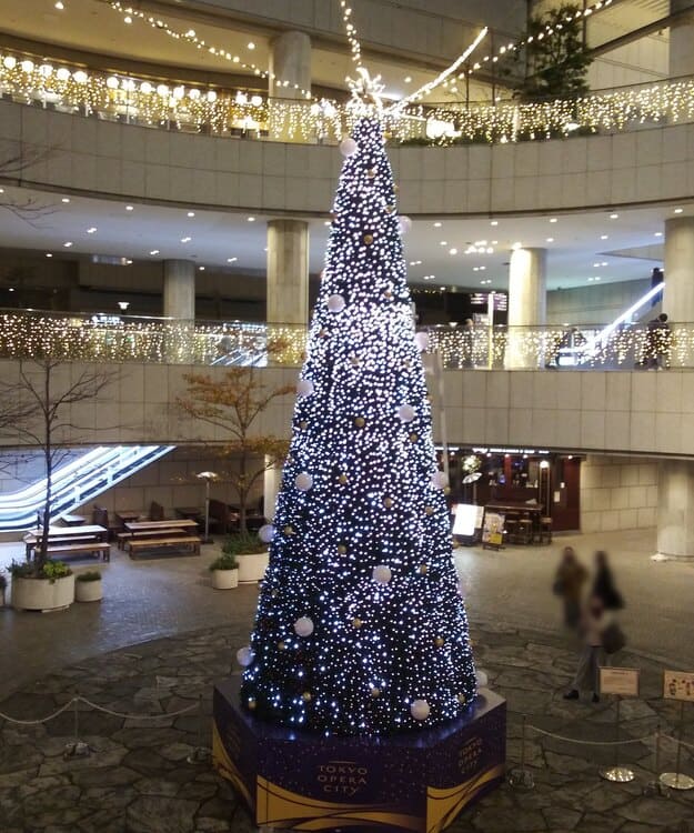 西新宿3_東京オペラシティ_サンクンガーデンクリスマスイルミネーション輝きのアリア ～シャンパンゴールドの光が奏でる美しい夜　30分ごとの特別演出後のライトアップの変化其の2