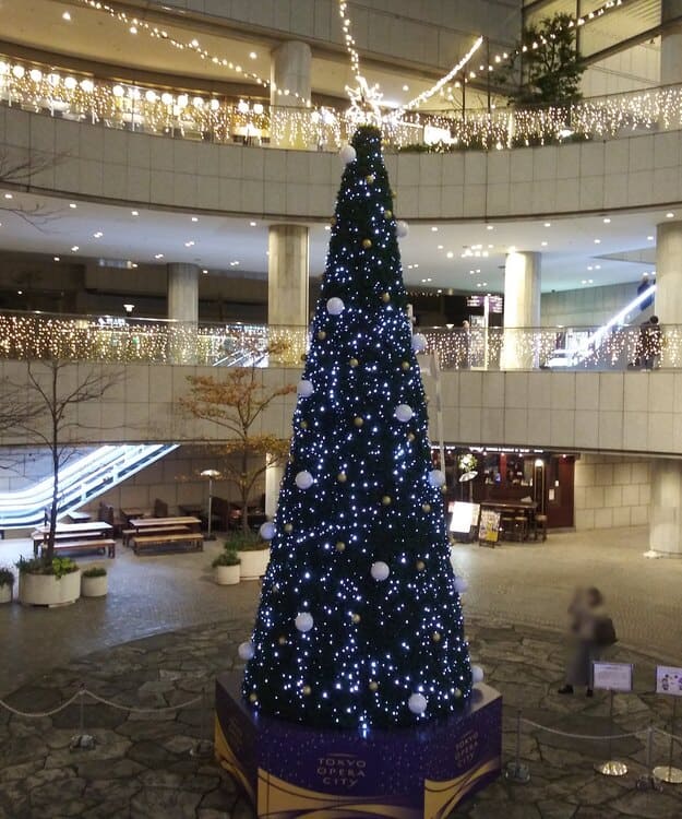 西新宿3_東京オペラシティ_サンクンガーデンクリスマスイルミネーション輝きのアリア ～シャンパンゴールドの光が奏でる美しい夜　30分ごとの特別演出後のライトアップの変化其の3