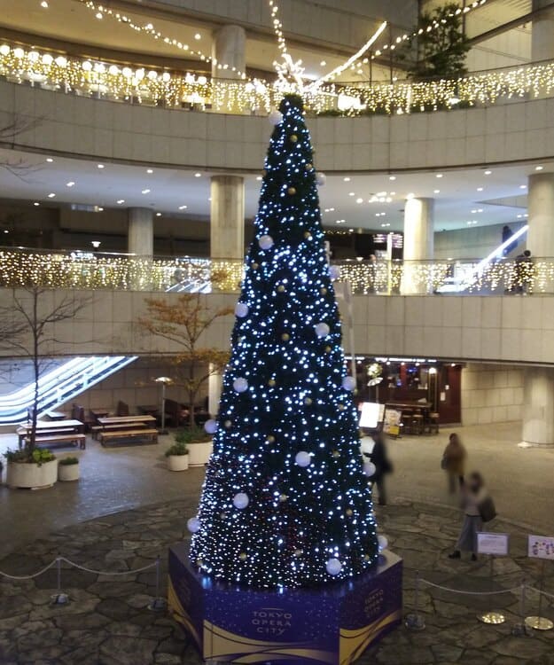 西新宿3_東京オペラシティ_サンクンガーデンクリスマスイルミネーション輝きのアリア ～シャンパンゴールドの光が奏でる美しい夜　30分ごとの特別演出後のライトアップの変化其の4