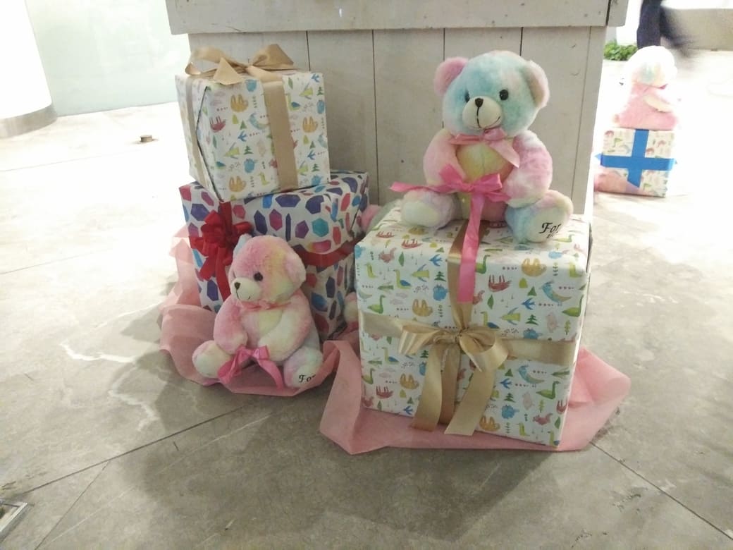 西新宿3_ワシントンホテル本館のクリスマスツリー　鉢の蕎麦にプレゼントとクマのぬいぐるみが置いてあるアップの写真
