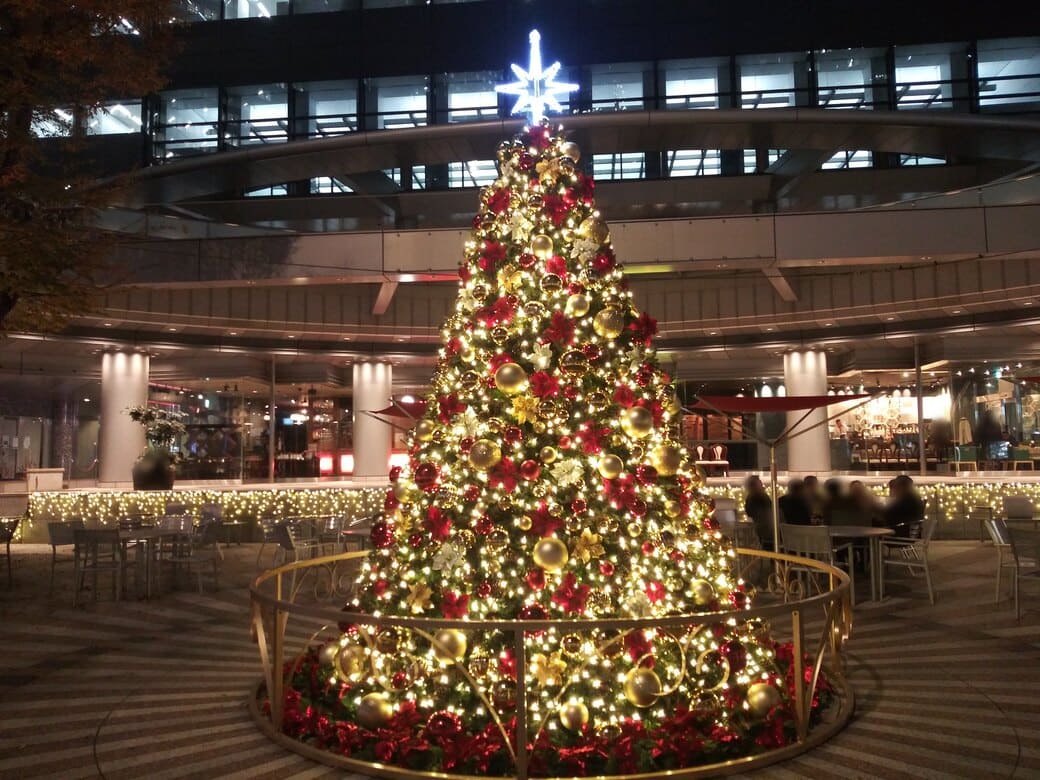 西新宿6_新宿アイランド_クリスマスツリー　地下のパティオ中心に金色に輝く大きなツリーがある　