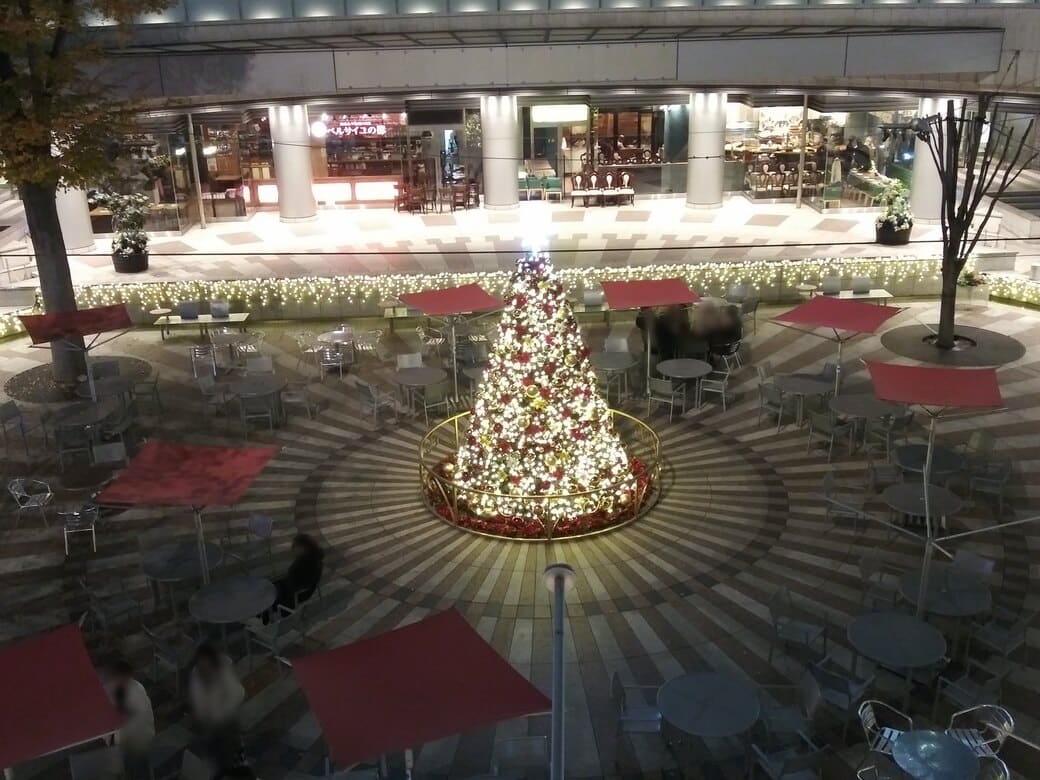 西新宿6_新宿アイランド_クリスマスツリー　地上から見下ろした様子
