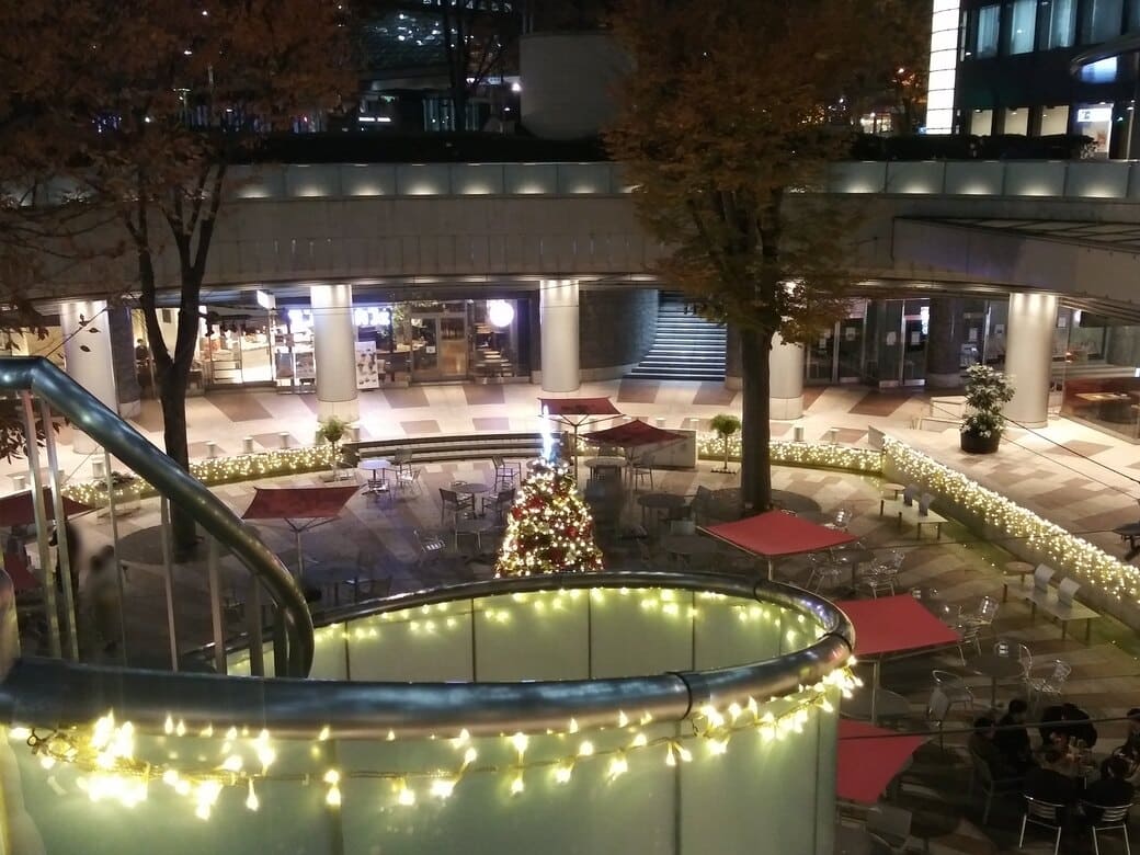 西新宿6_新宿アイランド_クリスマスツリー　横の階段を降りる時に見えるツリー　階段部分にも電飾が