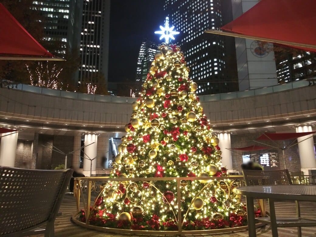西新宿6_新宿アイランド_クリスマスツリー　一枚目の反対側から撮影、背景にコクーンタワー、Lタワーが入る