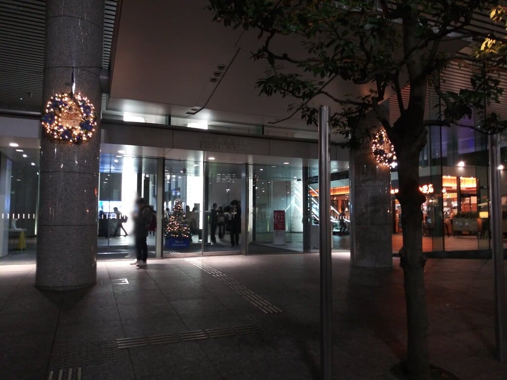西新宿1_新宿ファーストウエスト　入口のリースとツリー