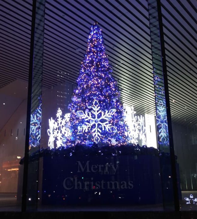 西新宿1_新宿ファーストウエスト_クリスマスツリーの色の変化1　アメジストのような色あい