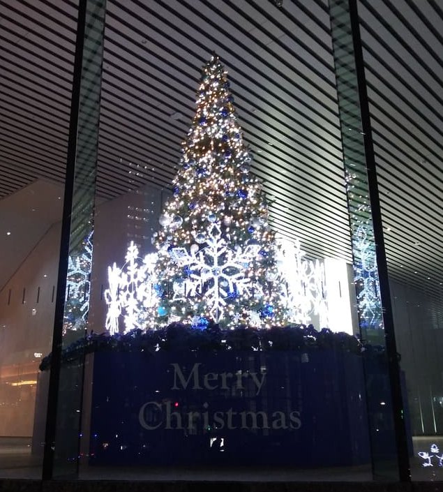 西新宿1_新宿ファーストウエスト_クリスマスツリーの色の変化2　ホワイトとゴールド