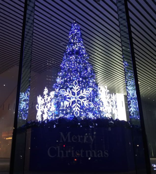 西新宿1_新宿ファーストウエスト_クリスマスツリーの色の変化3サファイヤ色