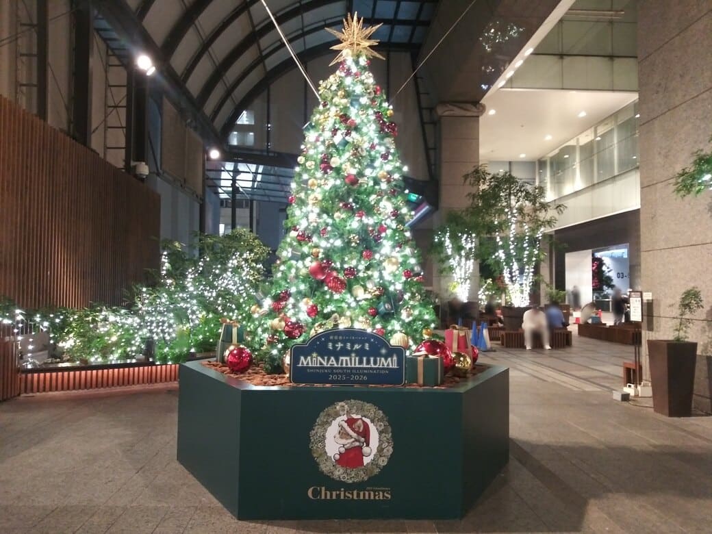 新宿南口_タカシマヤ タイムズスクエア_光のガーデン　クリスマスツリー　緑が主体のツリーの植木鉢にはヒグチユウコの猫イラスト(横向きで紅いサンタ帽子を頭に載せている)がプリントされている