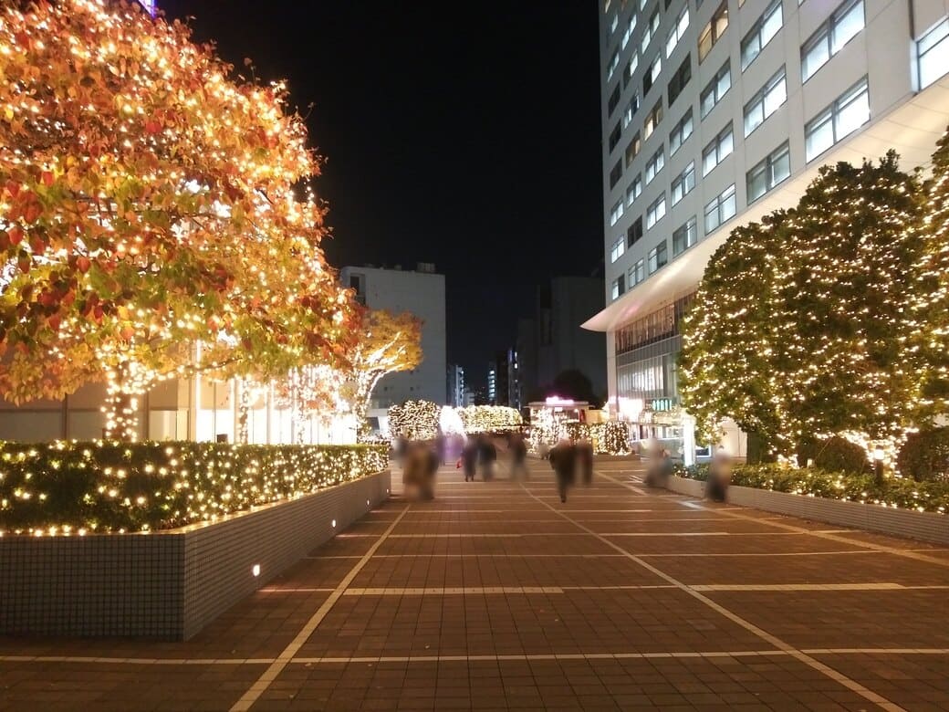 新宿南口_新宿サザンテラス_イーストデッキから代々木方面のイルミネーションは金色