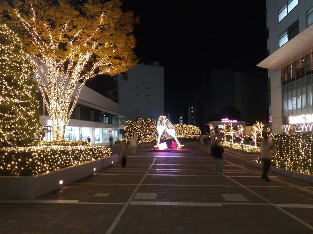新宿南口_新宿サザンテラス_サザンテラス広場に近づくとグラスを模したイルミネーションが見えてくる