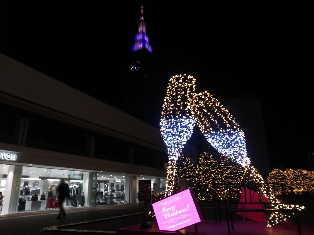 新宿南口_新宿サザンテラス_広場　大きなシャンパングラスのオブジェ　後ろにドコモタワー
