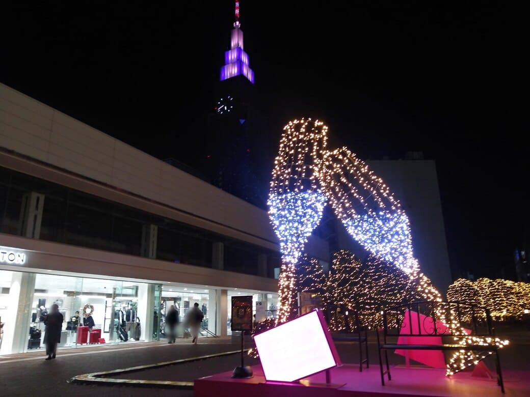 新宿南口_新宿サザンテラス_広場　大きなシャンパングラスのオブジェ　後ろにドコモタワー　