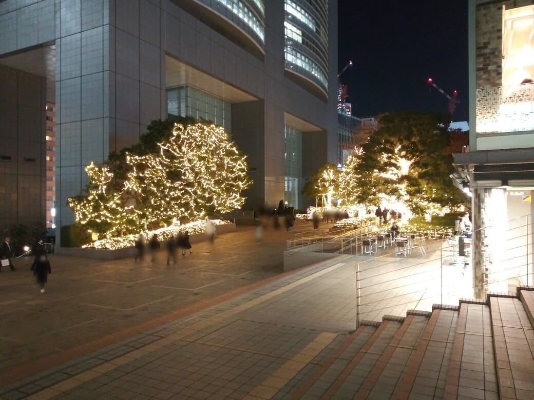 新宿南口_新宿サザンテラス_遊歩道　イーストデッキからJR東日本本社ビルを撮影
