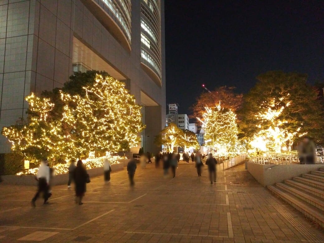 新宿南口_新宿サザンテラス_遊歩道_新宿駅方面に向かって撮影　ずっと先まで金色のイルミネーションが続いている