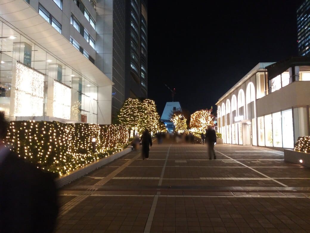 新宿南口_新宿サザンテラス_遊歩道　再開発でいずれなくなってしまう新宿ミロードが道の先に見える