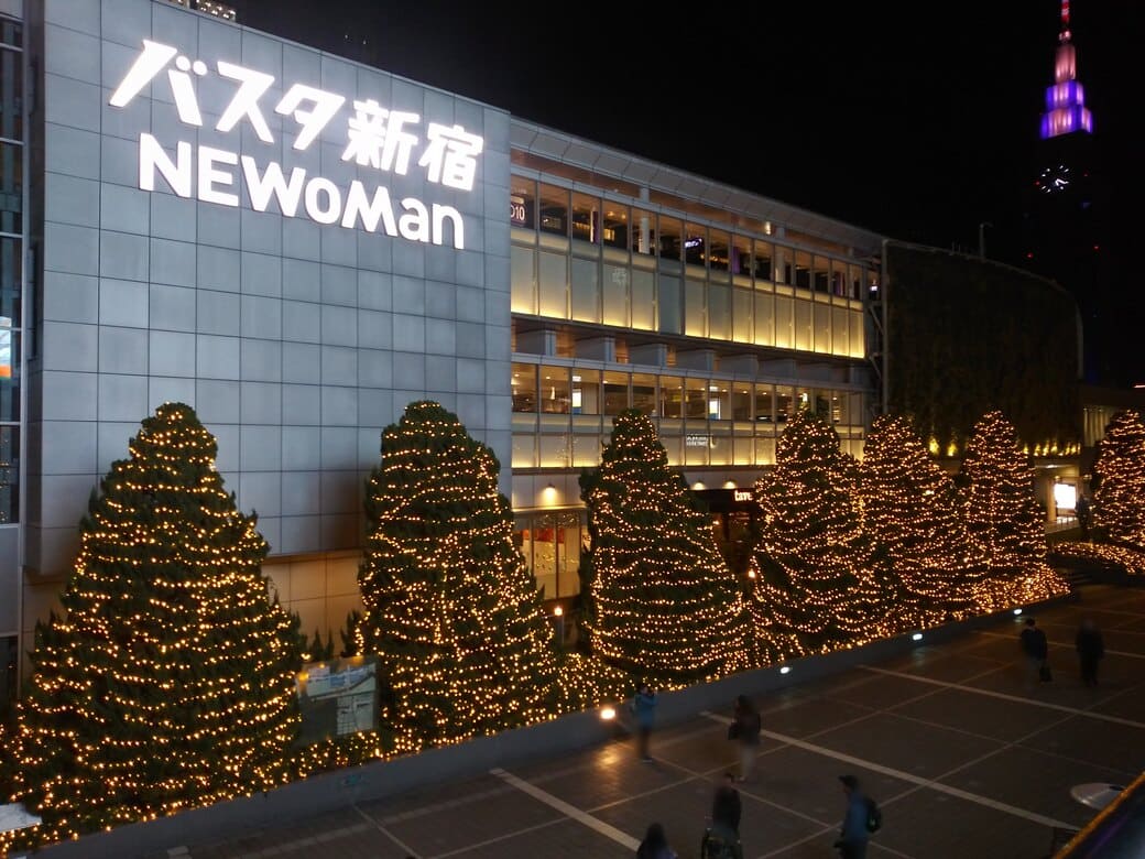 新宿南口_新宿サザンテラス_遊歩道バスタ新宿の看板下の木々のライトアップをサザンテラス２階から撮影