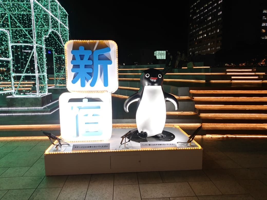 新宿南口_Suicaのペンギン広場　ウエルカムゲート横　新宿の文字オブジェとその隣に建つSuicaのペンギン