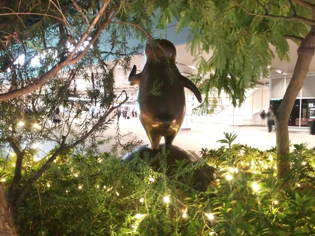 新宿南口_Suicaのペンギン広場_Suicaのペンギンのおしり