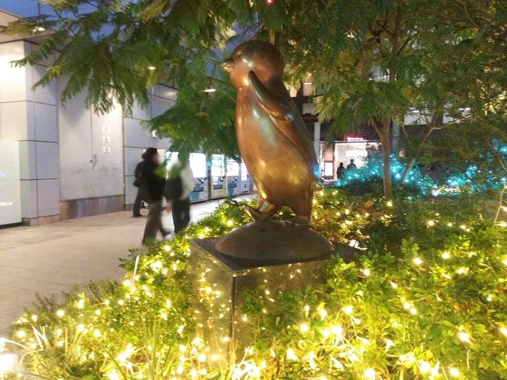 新宿南口_Suicaのペンギン広場_Suicaのペンギン左から