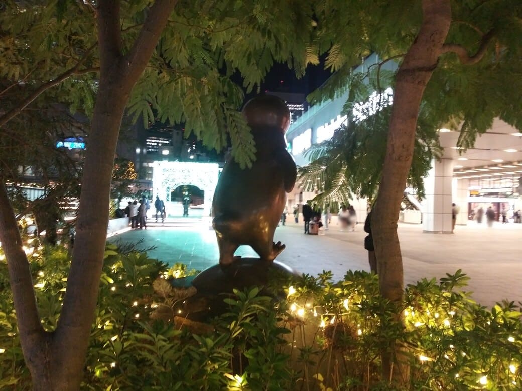 新宿南口_Suicaのペンギン広場_Suicaのペンギン　右後ろから