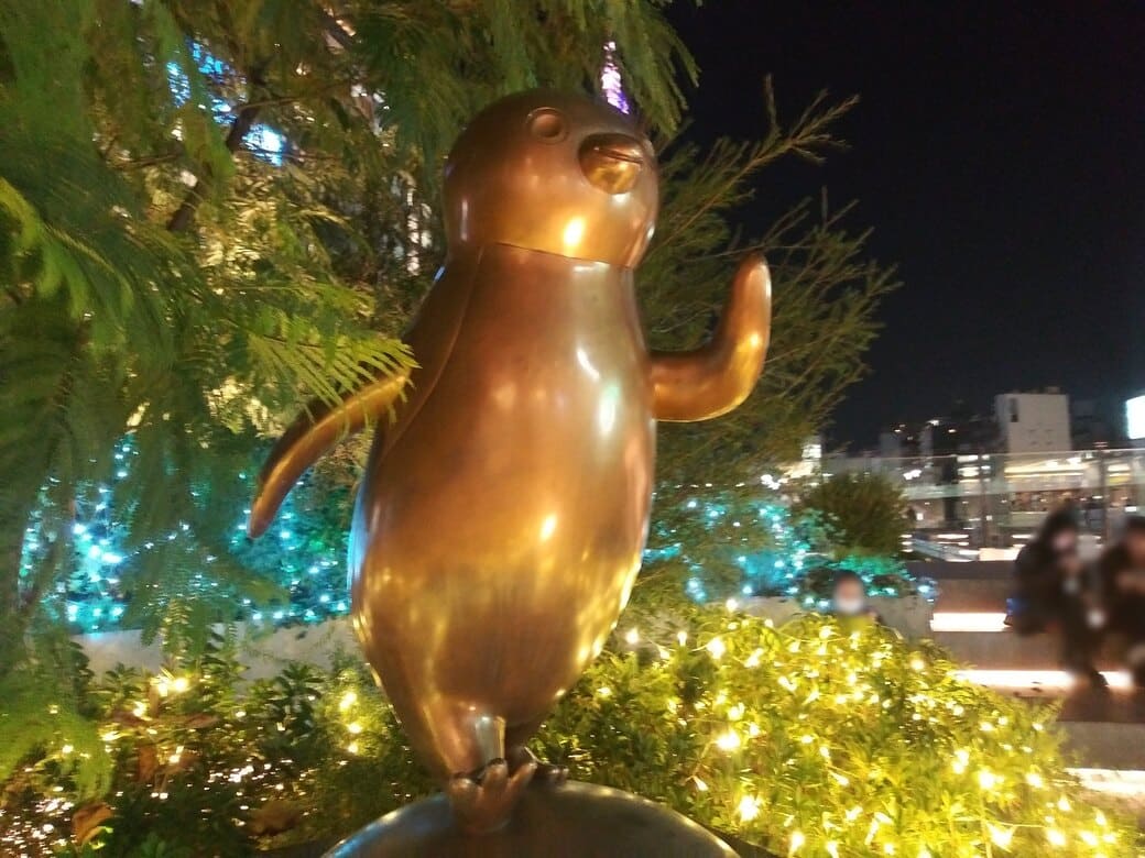 新宿南口_Suicaのペンギン広場_Suicaのペンギン左斜め前から